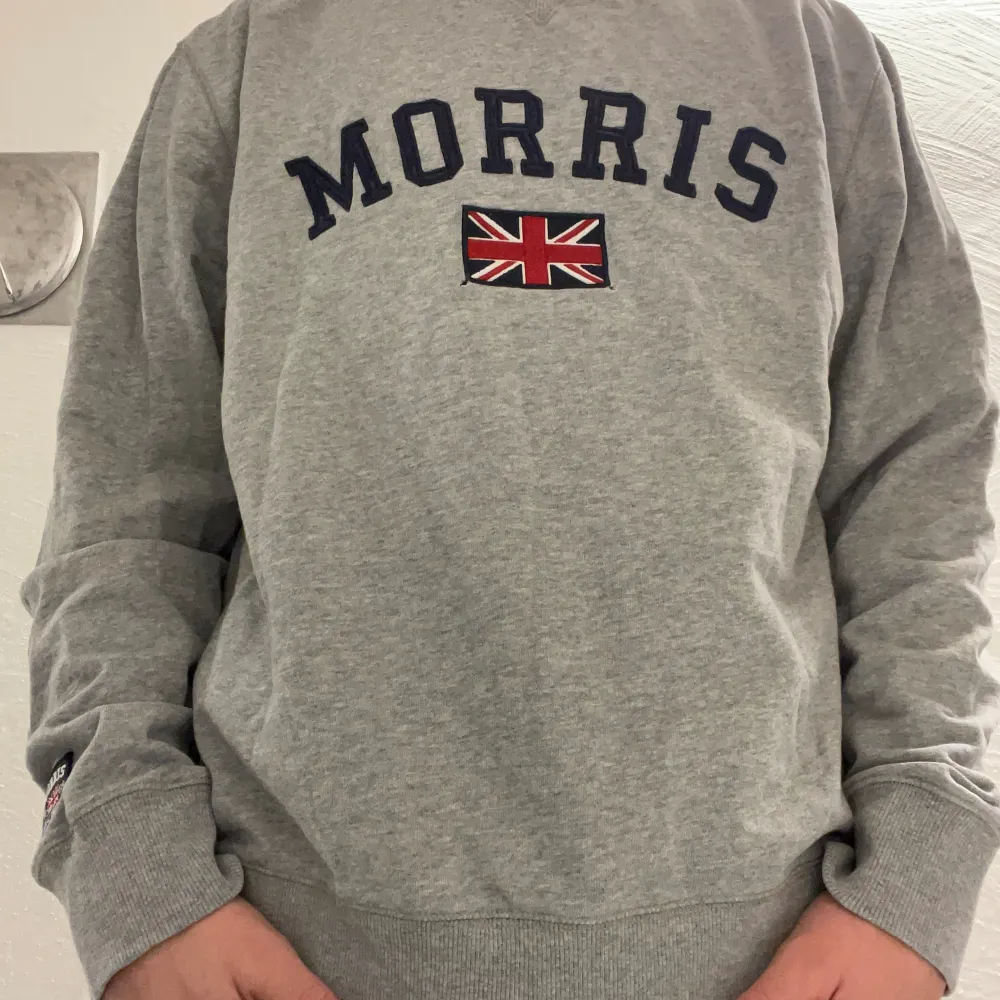 Grå Morris tröja, storlek L sitter som M , skick 8/10. Hoodies.