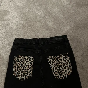 Shorts - Unika och snygga shorts, hyfast lågmidjade på mig🥰 från början var jeansshorts ett par jeans från Lindex, men har själv gjort om dom⭐️ Orginal strl: 146  Men passar mig som är 165 utan att vara för korta osv. 💗  Midjemått: 32 cm (passar 38cm också)  