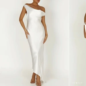 baklänning - super fin baklänning från meshki! använt skick därav det billiga priset! köpt för 1800 säljer för 800🥰