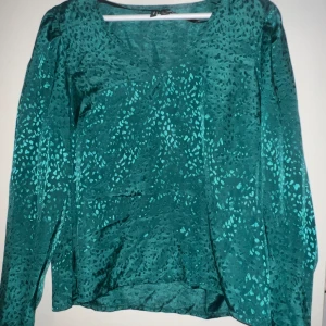 Grön blus från Veromoda - Söt blus från veromoda i en mörkare grön färg med glittriga/ blänkande detaljer! 💚