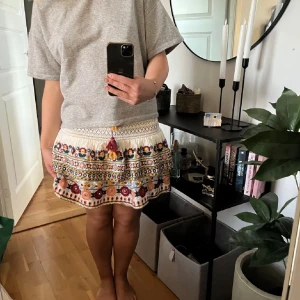 Zara kjol - Säljer denna slutsålda kjol från zara, i fint skick❤️ skickar fler bilder ifall det önskas❤️