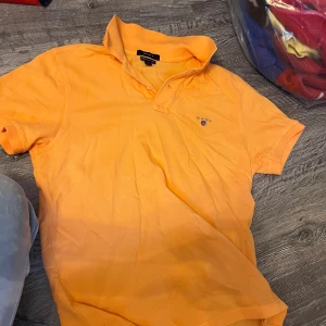 2 olika gant skjortor - Bra skick!! Vill bli av med allt