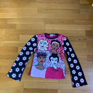 långärmad bby - långärmad bby tee, lite blåa fläckar på baksidan, kanskr går bort i tvätten vet inte