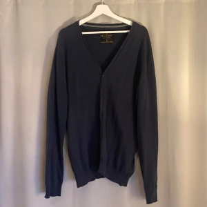 Vintage Cardigan / Kofta Storlek Large - En najs mörkblå cardigan i storlek large. Tröjan är i perfekt skick och väldigt lätt använd, perfekt för en 90s inspirerad fit ❤️‍🔥