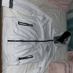 Armani kofta - Vit armani kofta passar med många klädesplagg, använt ett fåtal gånger