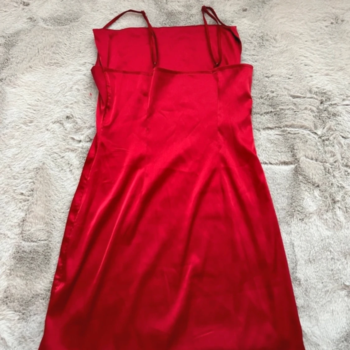 Röd satin klänning - 90