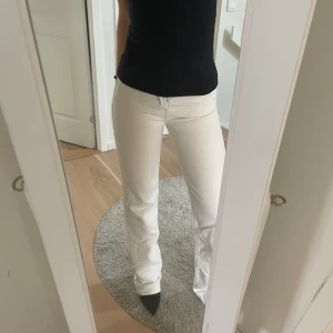 Cremevita jeans - Säljer nu ett par Cremevita jeans från Bikbok. Köpte dem för 1 år sedan men dem är nu för små.  Aldrig använda - prislappen kvar!  Nypris: 600 kr