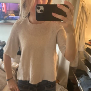 Stickad t-shirt - En beige stickad t-shirt från Stockholm!🔥🔥Är i storlek L men är väldigt liten i storleken så passar som en S❤️