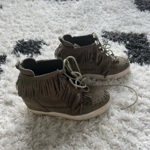 Klack skor - Skitsnygga skor med inbyggd klack, köpta här på plick men har tyvärr inte kommit till användning 