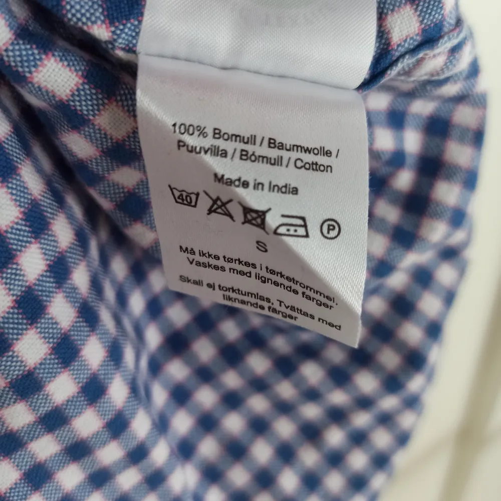 Stilren kortärmad skjorta från Dressmann, storlek S.  Perfekt inför sommaren, går fint att ha både öppen och stängd🌟 Säljes då den är urvuxen, därav inga tecken på användning.  Priset kan diskuteras, tveka inte på att skriva om du har frågor! ☺. Skjortor.