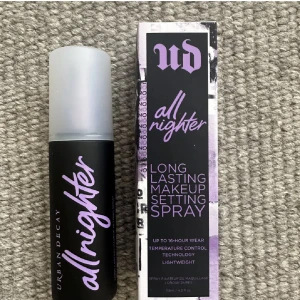 Säljer en helt ny settingspray✨ - Säljer en helt ny settingspray från Urban Decay!✨ Ord pris 390kr 🎀( OANVÄND)