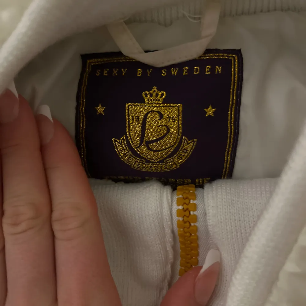 ASSNYGG y2k jacka från märket sexy by sweden, liknar baby phat💋💋super skick och sitter som S!. Jackor.