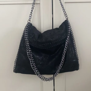 Stella McCartney väska - Säljer denna Stella McCartney liknande väskan som inte kommer till användning. Den har 3 mindre fack, och det stora facket går att stänga med dragkedja❤️❤️