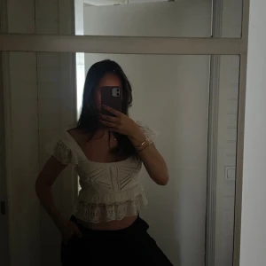 Topp - Krämvit topp från zara som är jätte somrig. Köpt för nått år sedan men bara använd 1 gång. Passar både S & M💞