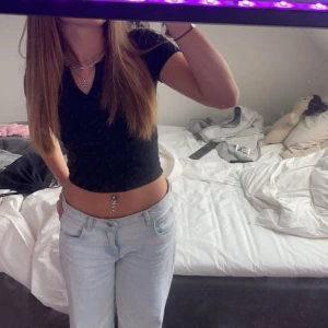 Low waist boot cut jeans - Mango low waist boot cut jeans. Storlek storlek 32. Köpta för ett tag sen men används inte. Ljus fin blå, inga skador. Säljer pga att de är för långa i benen. Nypris 400kr och säljer för 250. 