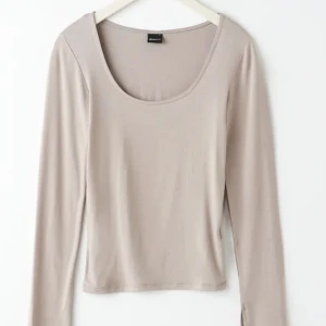 Soft touch topp - Säljer denna tröja ifrån Gina som är i super skönt material. Säljs för 100kr och är i storlek M. Hör av er för egna bilder💗💗