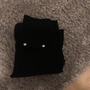 Svarta juicy couture byxor 💋 - Byxorna är i strl xs och e väl använda, köpta i augusti 2022 och är används flitigt sen dess. Dock inga  defekter eller skador, som nya!