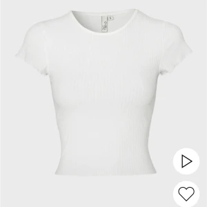 Två-pack t-shirts från Nelly.com - Två toppar från nelly.com Endast lite använda så varorna är i gott skick.🤍 Nypris: 199kr/ topp 