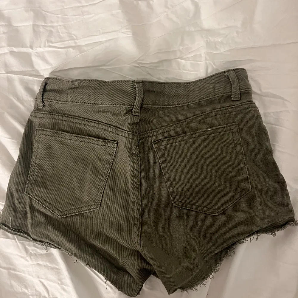 Militär gröna coola jeans shorts från hm, gammla vintage! Dom är andvända men i mycket bra skick! Normal i stlk! 70 i midjemått. Shorts.
