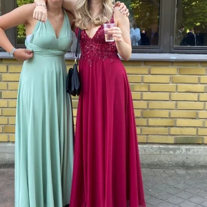 Balklänning  - Tänkte kolla intresset på min fina balklänning. Endast använd en gång, köpt på Plick där hon jag köpte den utav endast hade använt den på sin bal, och innan dess är den köpt ny från JJ House. Fint skick! Fler bilder kan fås 💓