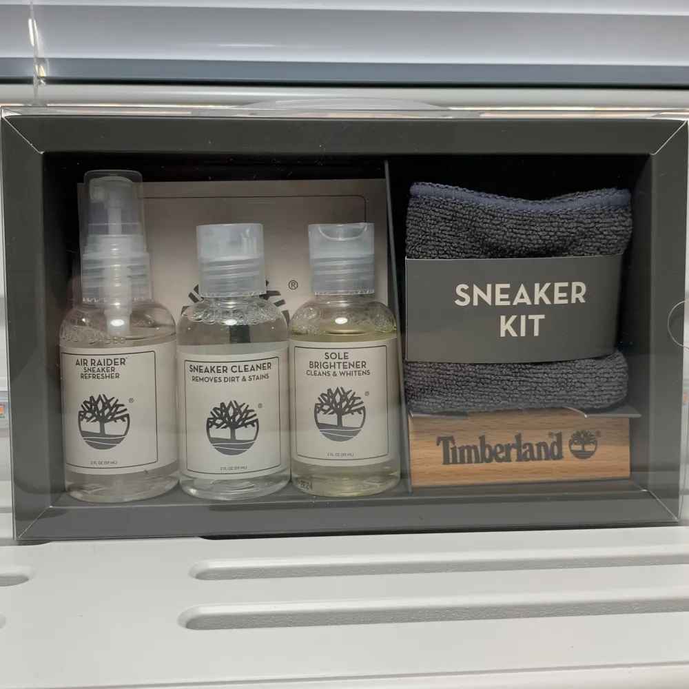 This sneaker maintenance kit by TIMBERLAND contains a brush, towel and three key products to care for your sneakers: Air Raider Shoe & Boot Refresher, Sneaker Cleaner and Sole Brightener. The box is reusable. . Övrigt.