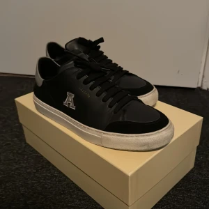 Axel arigatos skor - Storlek 43  Använd fåtal gånger  Säljer pga för små