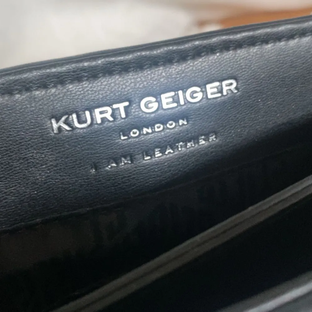 Jätte fin Kurt Geiger väska i nyskick🫶🏼 jätte fin året runt💗. Väskor.
