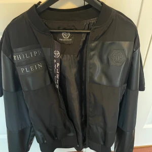 Philippe Plein - Jackan är i storlek L-XL 