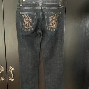 Morgan straight jeans i underbar kvalitet, unika rhinestone på backfickorna. Vid övriga frågor är det enbart att skriva ✍️  Midjemått:38cm Innerbensmått:83cm Ytterbensmått:106