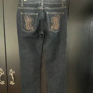 Morgan straight jeans i underbar kvalitet, unika rhinestone på backfickorna. Vid övriga frågor är det enbart att skriva ✍️  Midjemått:38cm Innerbensmått:83cm Ytterbensmått:106