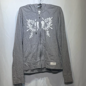 Zip-up hoodie - Jättefin y2k hoodie! Har några fläckar som jag självklart kan skicka detalj bilder på. Mått och bild på hur den sitter på mig skickas på förfrågan! 