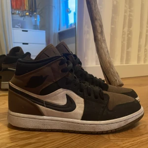 Air Jordan 1 - Riktigt snygga jordan 1 i bra skick. Ny pris ca 1200kr. Lite smutsiga på den vita delen men ingenting som syns! Dessa skor är inte använda så mycket! Tveka inte över att höra av er vid intresse! Fråga gärna frågor!😀