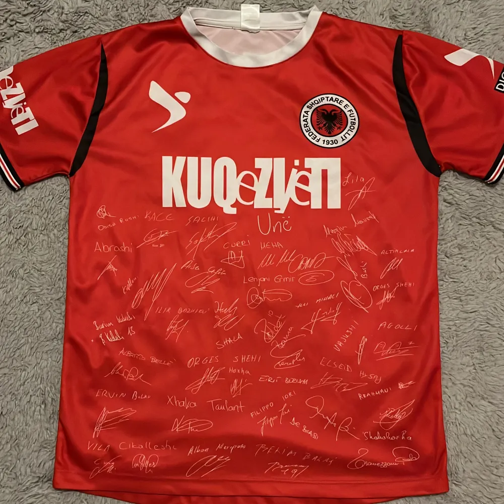 Säljer en riktigt fet albanien fotbolls t shirt i storlek S, den har alla Albaniens spelares autografer som är äkta. Tröjan har inga defekter och är som helt ny och autograferna är också bra. Säljer den för 300 men kan diskuteras vid affär!. T-shirts.