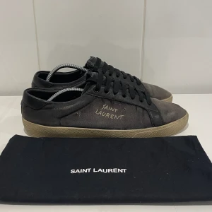 Saint Laurent skor  - Hej! Säljer nu dessa super snygga saint Laurent skor. Skorna är i grymt skick 8,5/10. Med skorna medföljer dustbag. 