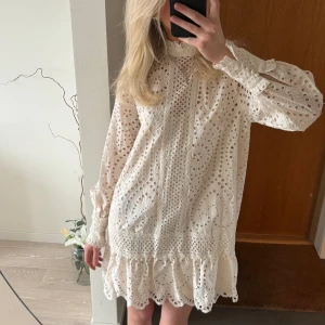 Hålbroderad klänning  - Helt sjukt fin hålbroderad klänning från h&m som är helt perfekt till studenten eller midsommar 🤩💕 sparsamt använd 