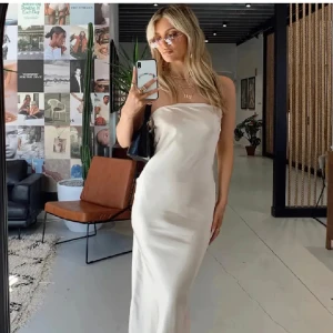 Balklänning - Superfin klänning till bal, avslutning eller annat festligt tillfälle. Från Princess Polly USA. Är i nyskick endast testad med lapparna kvar. Köpt av en tjej på plick🩷