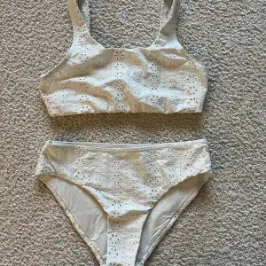 Säljer denna vita bikini👙Den är använd fåtal gånger och är därför i ett väldigt bra skick🏝️ Bikini är från ellos och är i storlek 158:162
