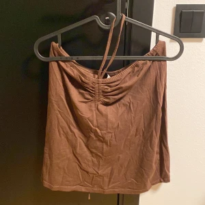 Topp - Brun topp, färgen är något bruna i verkligen. Går att använda som kjol. 