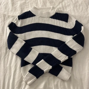 stickad tröja - marinblå/vitrandig stickad tröja från Lager 157, ganska tight och lite kortare, men passformen är väldigt fin! inga defekter🌸