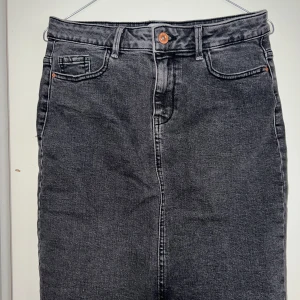 Jeanskjol i mörk tvätt - Slits bak. Märke: ONLY Mörk tvätt. 