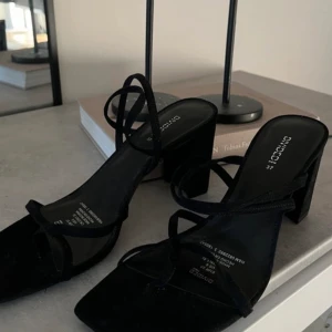 klackskor  - Jätte fina Klackskor ifrån Hm med "snörning" runt foten. Aldrig använda ute då dom är förstora för mig vid hälen! 120kr +frakt