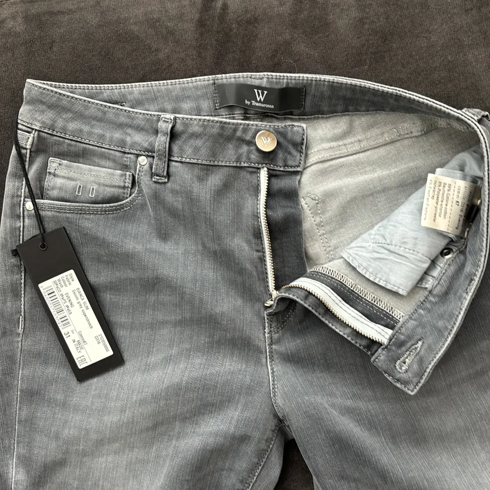 Ett par helt nya tramarossa jeans i modellen Bianca Slim för kvinnor, Helt nya skick 10/10 och dom har en unik grå suede som är just ifrån italien. Nypris 2000 vårat pris 700✌️. Jeans & Byxor.