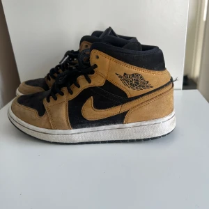 Jordans - Hej! Säljer nu mina jordans. Dem är självklart äkta! Skorna har färgerna brun och svart och är i storlek 38.5, men jag skulle nog säga att dem passar upp till 40 det gjorde dem på mig. Skorna tvättas innan köp.