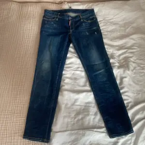 Säljer min väns dsquared2 jeans pga för små. Nypris ca 5000kr. Köpta på johnells så de är såklart äkta. Pris kan diskuteras.