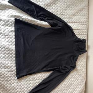  Snygg svart långärmad tröja