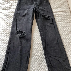 Svarta jeans -  Snygga svarta jeans från Sara, knappt använda 