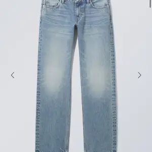 Säljer ett par lågmidjade jeans från weekday, lite långa på mig som är 160, sparsamt använda ❤️