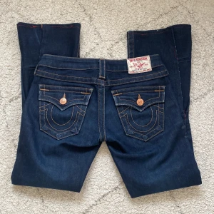 trueys - Ett par coola trueys, köpt här på Plick men dom va lite korta. W24 ungefär Xs-S. Dom är omsydda där nere till bootcut.