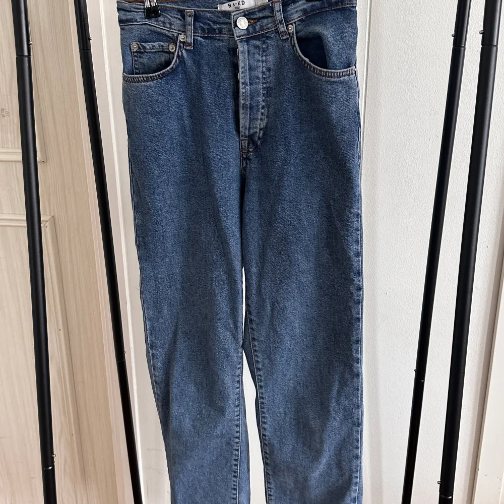 Högmidjade snygga jeans från NA-KD. Superbra skick och i en snygg rak modell. . Jeans & Byxor.