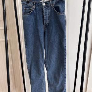 Högmidjade snygga jeans från NA-KD. Superbra skick och i en snygg rak modell. 